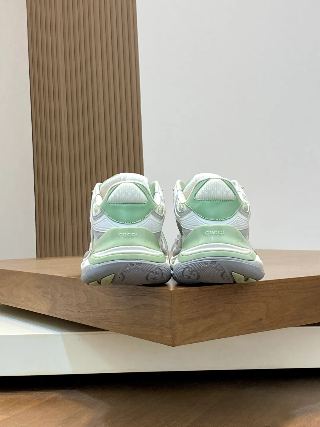 Men's Men's Shoes 💰900 Gucci Gucci 2.0 Sports Shoes Couple's Style Retro Casual Shoes Running Shoes Original Purchase, Development, Production Gucci 2.0 Sports Shoes reinterpret the brand's iconic striped webbing elements. This sneaker reinterprets the iconic details. It uses EVA thick soles and a smart silhouette to bring a stable and comfortable wearing experience. Exquisite packaging at the delivery counter. Fabric: original imported cowhide + technical fabrics. Lining: original imported breathable mesh. Sole: original molded ultra-light foam rubber. Bottom thickness: 4CM. Size: 39-44 (customized for 38, 45, 56)